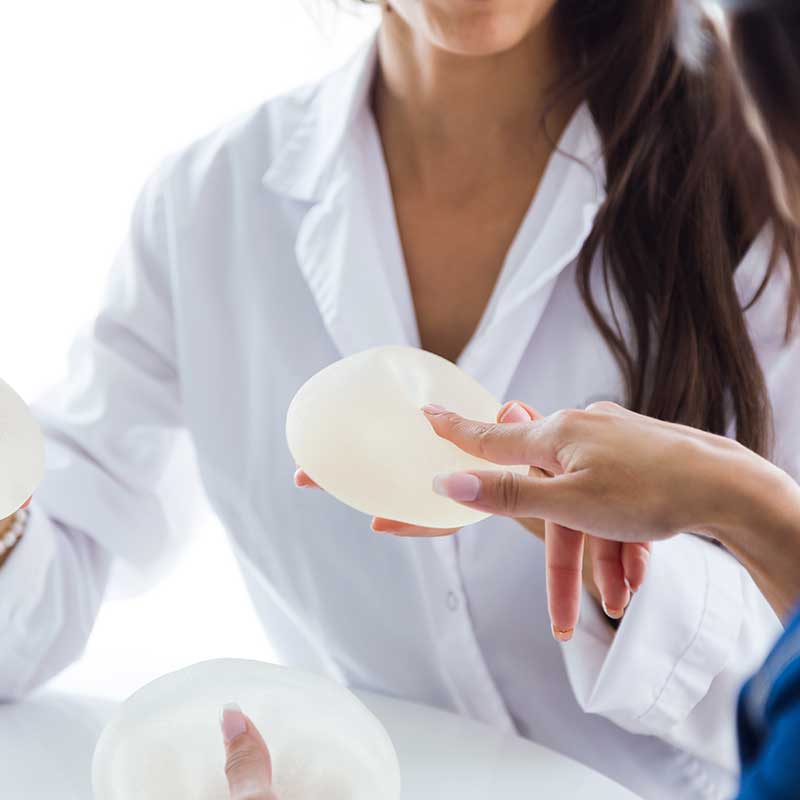 Silicone implants in the breasts: sizes, models and projections. Saiba Mais